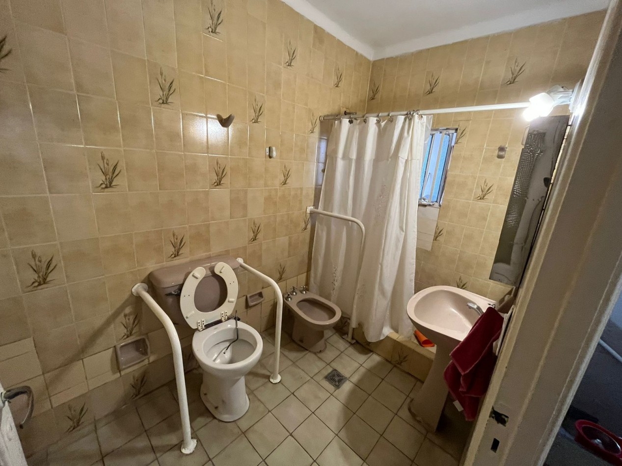 APTA CREDITO HIPOTECARIO!! Venezuela y 12 de Octubre - Dos Casas en venta de 2D c/u + Cochera+ Patio