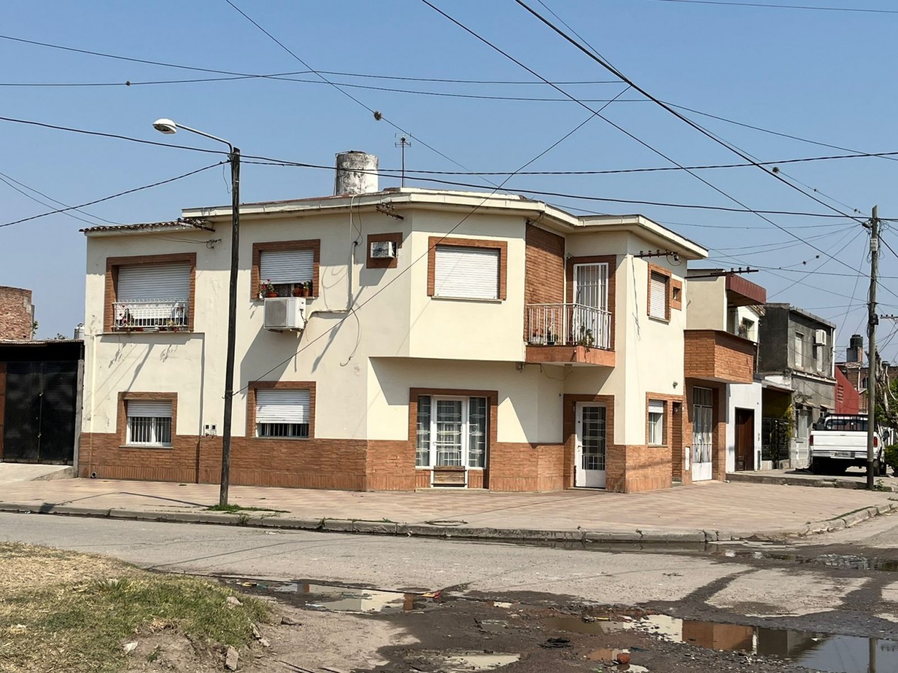 APTA CREDITO HIPOTECARIO!! Venezuela y 12 de Octubre - Dos Casas en venta de 2D c/u + Cochera+ Patio