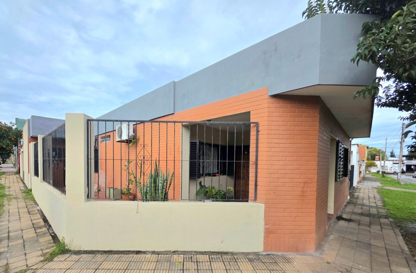 B° Modelo - c/ Uruguay al 3200 Casa Esquina de 3D + Cochera + Depto. 2D + Cochera 