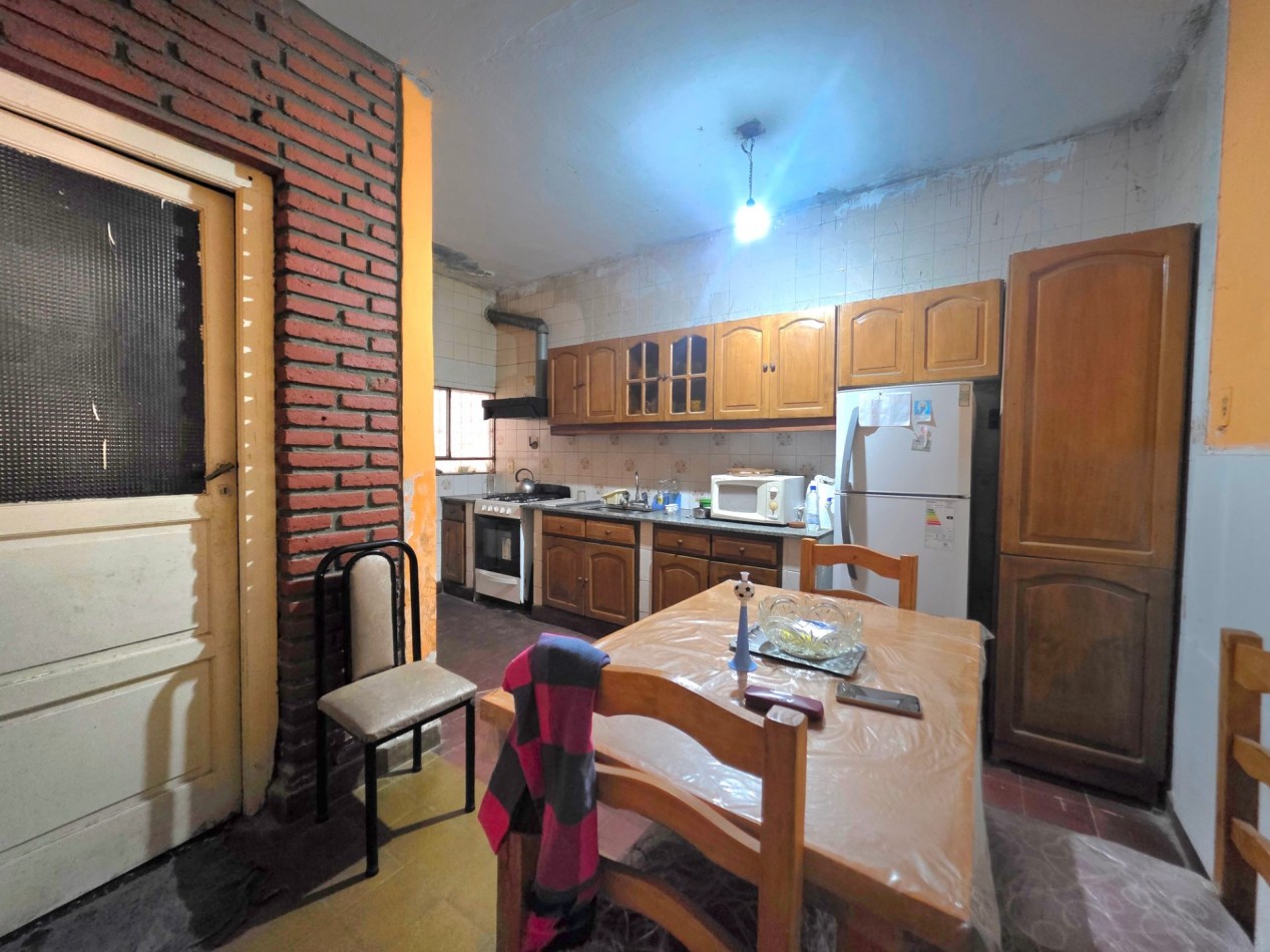 Catamarca al 1500 - Casa de 2D + Depto. 2D + Cochera