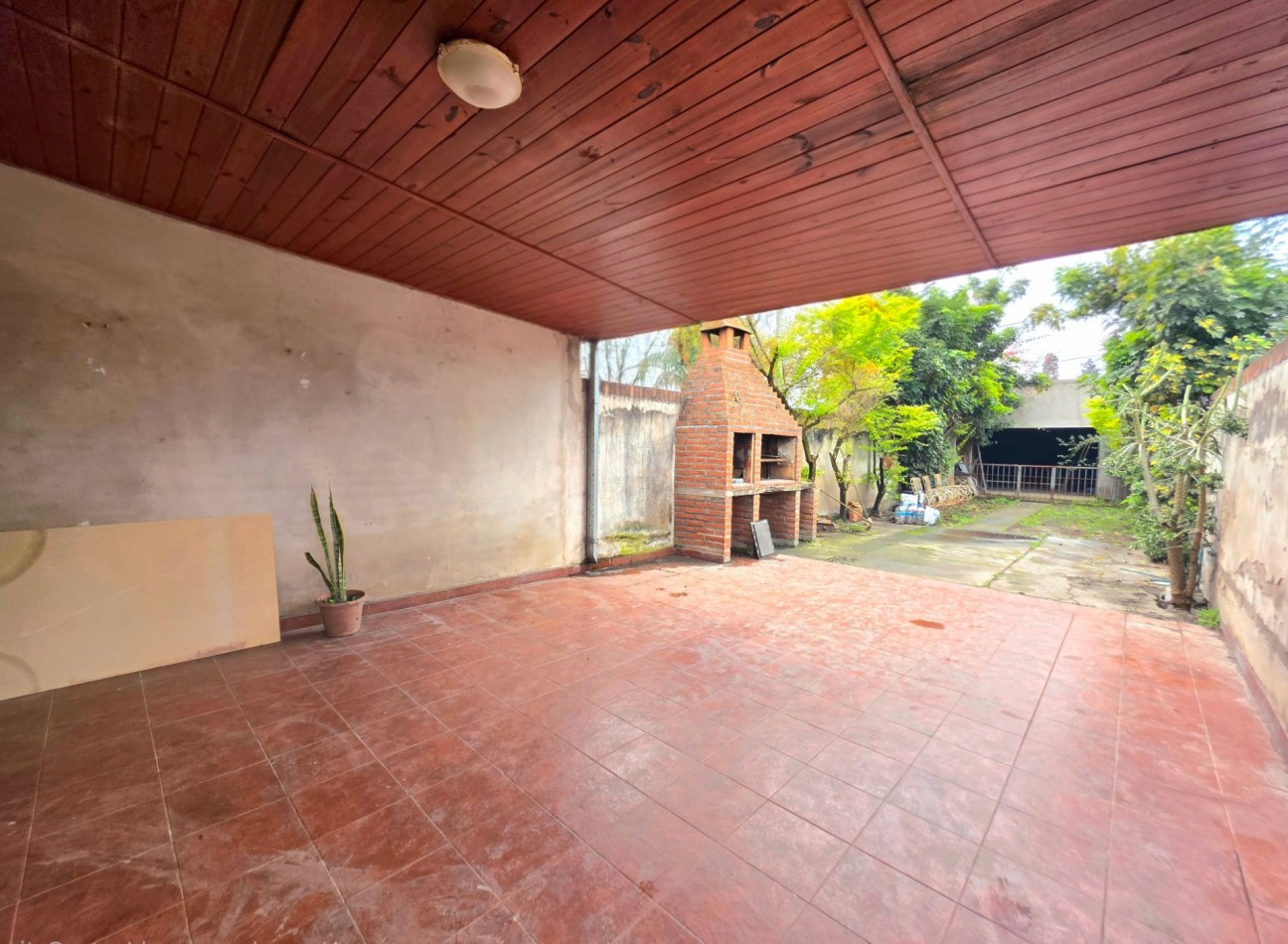 Delfin Gallo sobre Av. Principal Casa de 2D c/ Fondo y Galponcito 