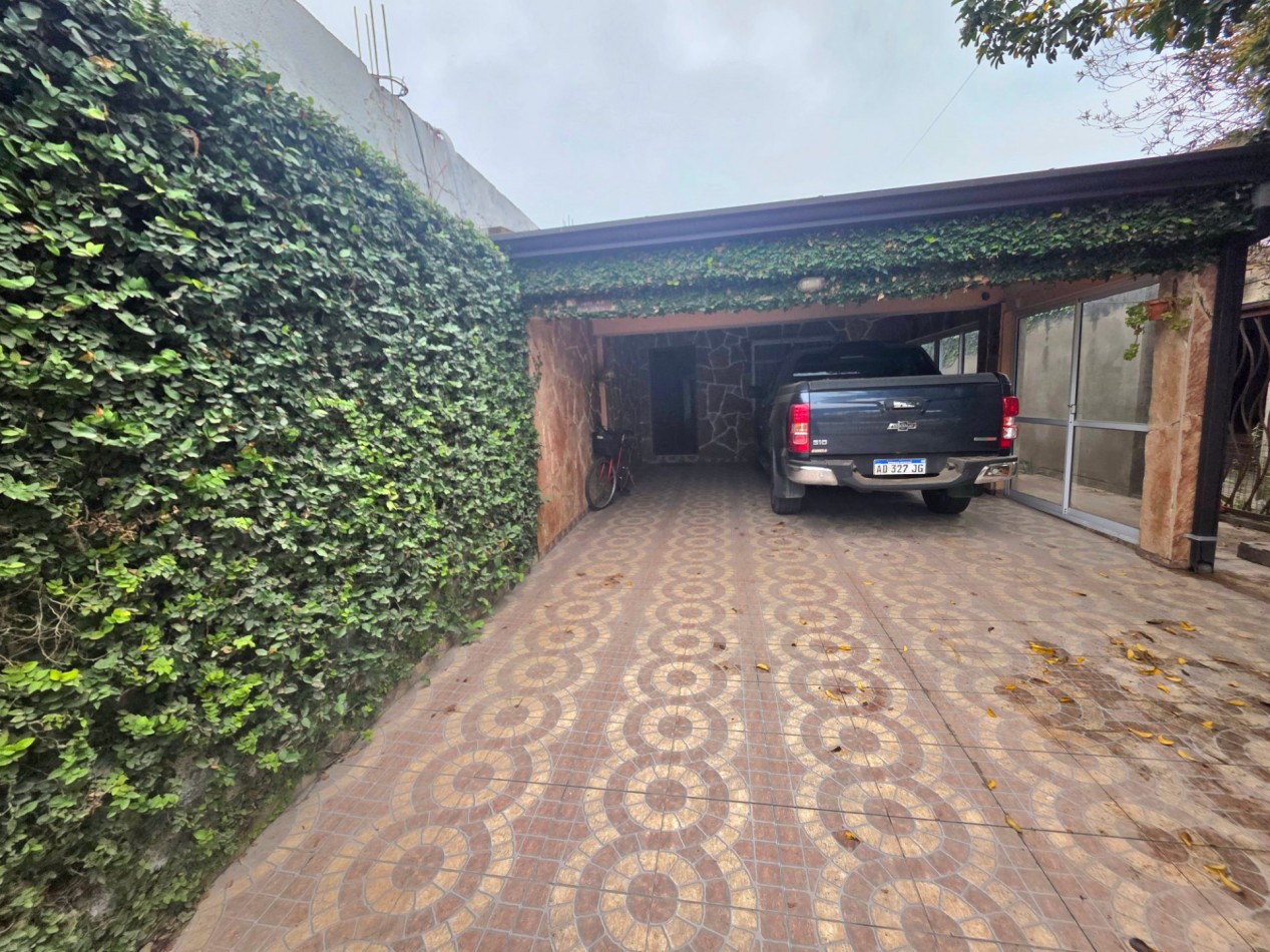 Delfin Gallo sobre Av. Principal Casa de 2D c/ Fondo y Galponcito 