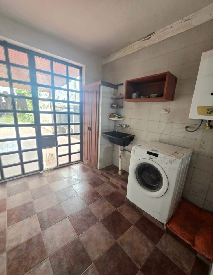 Delfin Gallo sobre Av. Principal Casa de 2D c/ Fondo y Galponcito 