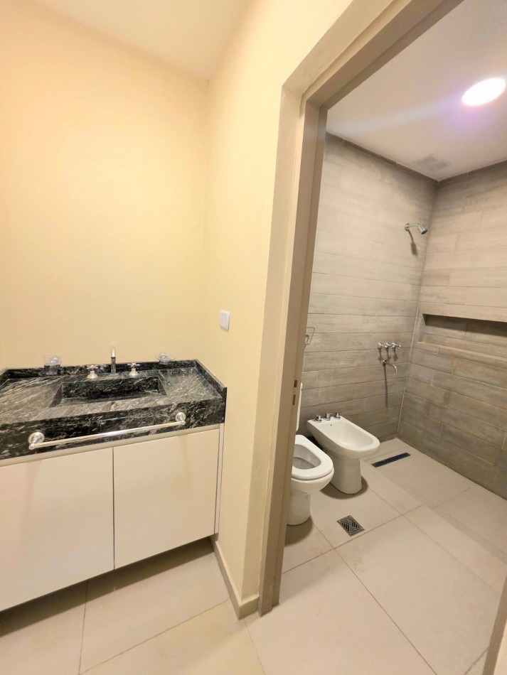 A estrenar! A 20 mts. Av. Mate de Luna 4100 Fte. Parque Guillermina Casa de 3D Cochera Fondo