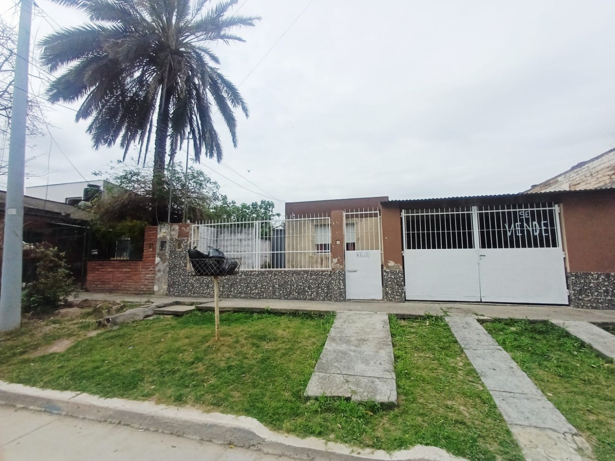 Termas de Rio Hondo - C/ Mar del Plata al 1000- Casa de 2 Dormitorios c/ Cochera y Fondo - Terreno de 350 m2 - A 5 cuadras del Casino