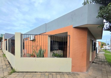 B° Modelo - c/ Uruguay al 3200 Casa Esquina de 3D + Cochera + Depto. 2D + Cochera 