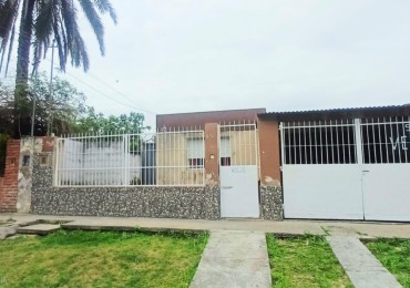 Termas de Rio Hondo - C/ Mar del Plata al 1000- Casa de 2 Dormitorios c/ Cochera y Fondo - Terreno de 350 m2 - A 5 cuadras del Casino