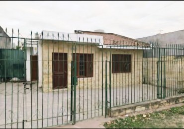 Termas de Rio Hondo - Casa Centrica - Pje. Emilio Mera 1° Cuadra de 2 Dormitorios c/ Fondo y Cochera 